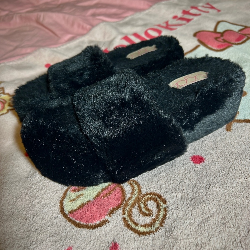 black platform faux fur slippers